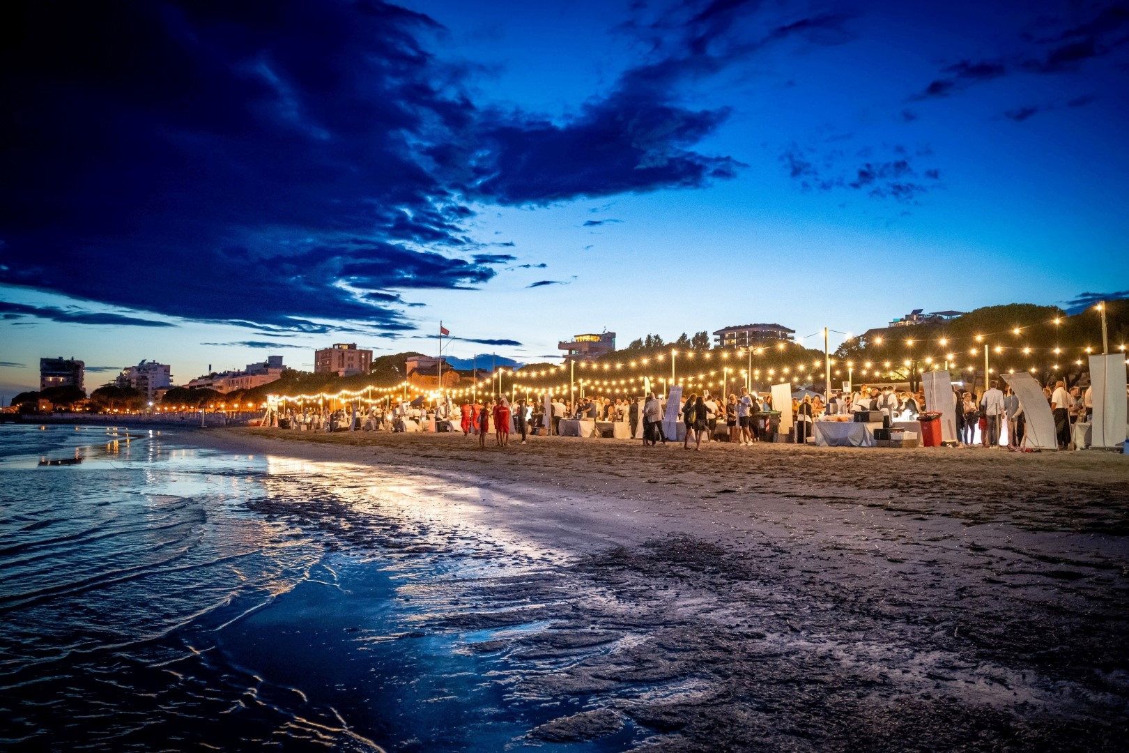 Martedì 30 luglio a Grado – Cena Spettacolo on the beach dei Solisti del Gusto di Friuli Venezia Giulia Via dei Sapori